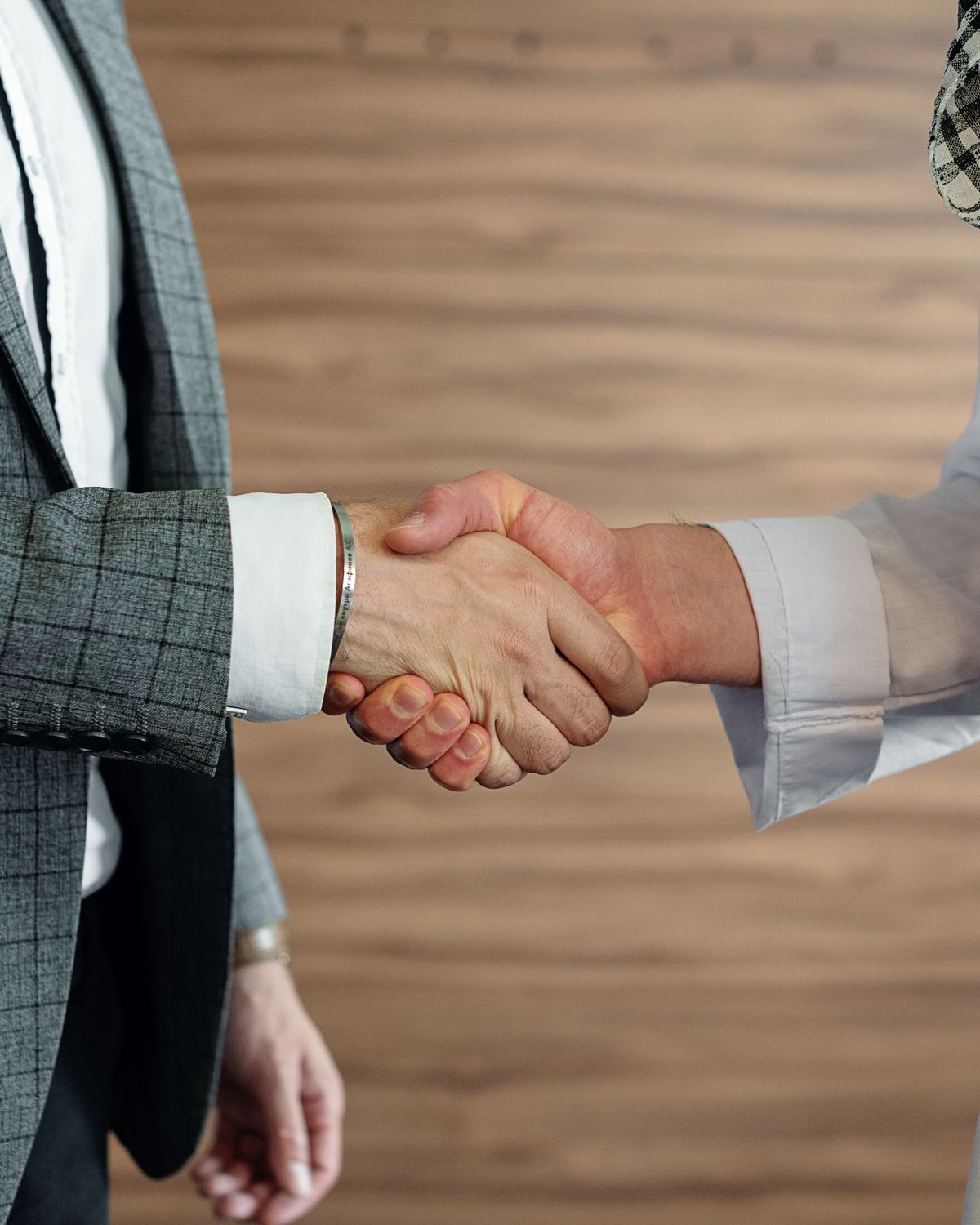 Abogado estrechando la mano de un cliente en el estudio